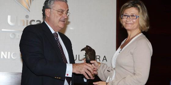 15 Mariano Vergara entrega un premio a Ana Sofía Pérez-Bustamante