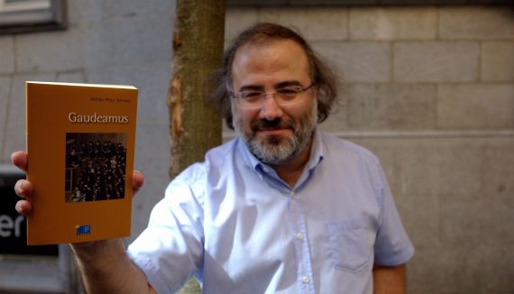 5 Alfredo Pérez Alencart con su antología (foto de José Amador Martín)