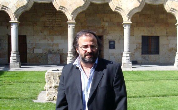 6 Alfredo Pérez Alencart en el Patio de Escuelas Menores de la Usal (foto de Jacqueline Alencar)