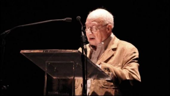 7 José Luis Najenson leyendo en el Teatro Liceo (Foto de José Amador Martín)