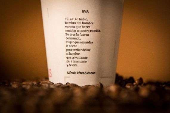 7 Poema de Alencart en vaso de café que se distribuyó en las máquinas de la Universidad de Salamanca el año 2018