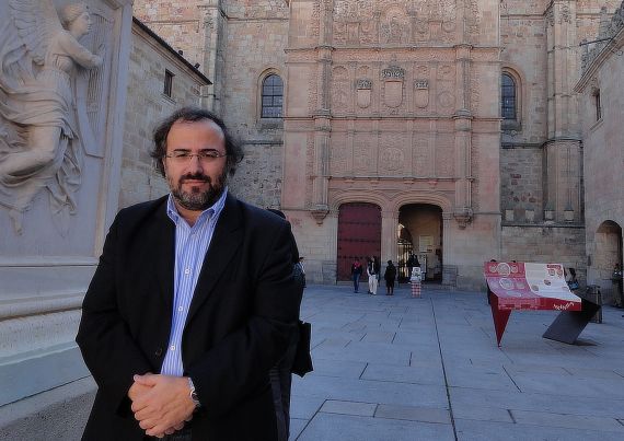 1 El poeta Alfredo Pérez Alencart ante la fachada histórica de la Usal (foto de Eduardo Moreno, 2013)