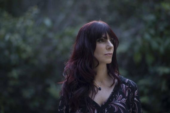 1 La poeta y cantante Denise Emmer