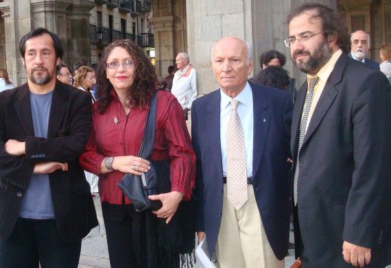 4 Elikura Chihualaf (Chile), Edda Armas (Venezuela), Albano Martins (Portugal) y A. P. Alencart (Perú-España), en la Plaza Mayor (2009, foto de Jacqueline Alencar)