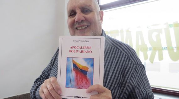 4 Viloria con su libro Apocalipsis bolivariano (foto de Jacqueline Alencar)
