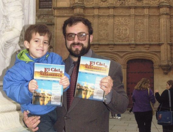 5 Alencart y su hijo José Alfredo, con la revista 'El cielo de Salamanca', que dirigía (foto de David Arranz, 2000)