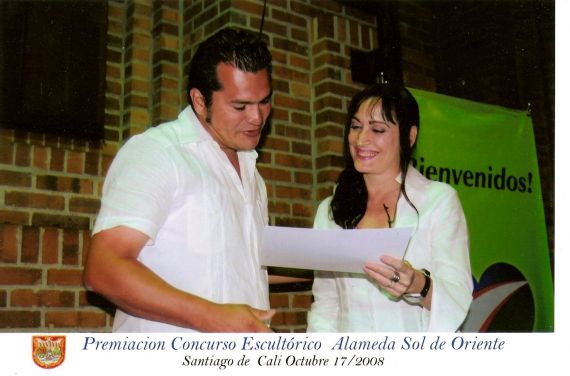 8 El escultor tachirense Carlos Cruz Aceros recibiendo un reconocimiento