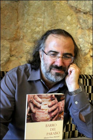 1 Alfredo Pérez Alencar con su libro (foto de José Amador Martín)