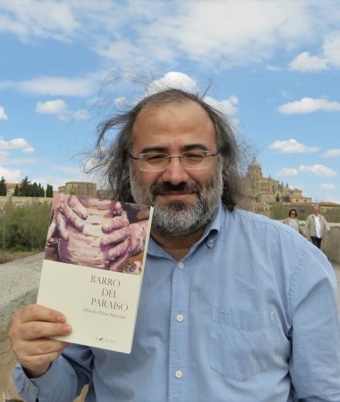 1 Alfredo Pérez Alencart con su 'Barro del Paraíso' (foto de Jacqueline Alencar)