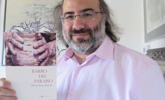 1 El poeta Alfredo Pérez Alencart, con su 'Barro del Paraíso'