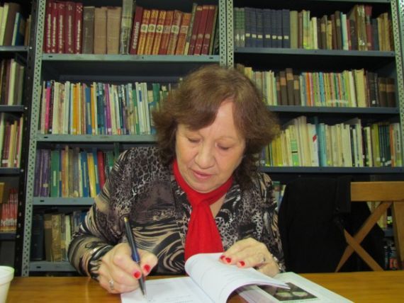 1 María Cristina Chiama, firmando uno de sus libros