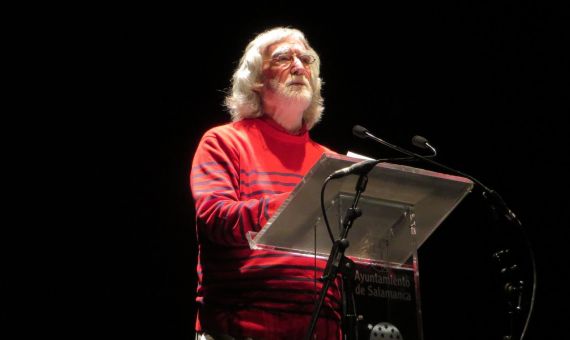 1 Álvaro Alves de Faria leyendo sus versos en el Teatro Liceo de Salamanca