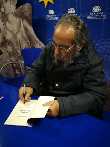 3 Emilio Rodríguez firmando su libro