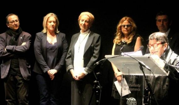 3 Lilliam Moro en Salamanca, recibiendo el Premio Internacional de Poesía Pilar Fernández Labrador (foto de José Amador Martín)