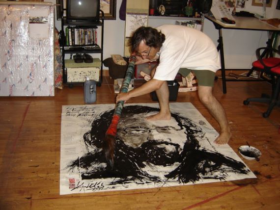 3 Miguel Elías pintando el retrato del poeta Alfredo Pérez Alencart, con la técnica de Sumi-e