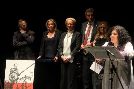 6 Paura Rodríguez leyendo tras recoger su Accésit del IV Premio Internacional de Poesía Pilar Fernández (foto de José Amador Martín)