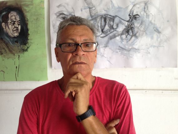 1 Remigio Ricardo Pavón con retratos de Baquero al fondo