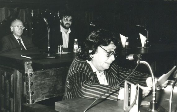 14 Olga Orozco, Alfonso Ortega y A. P. Alencart en la Cátedra de Poética Fray Luis de León (1992, foto de J. Alencar)