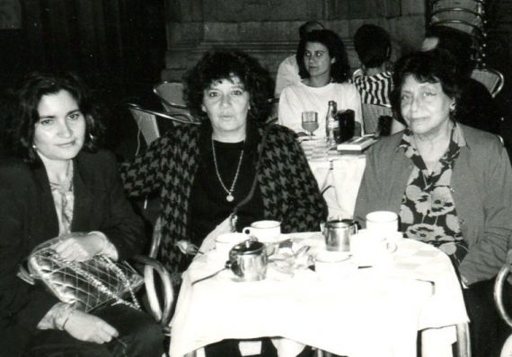 16 Jacqueline Alencar, Olga Orozco y su sobrina en la Plaza Mayor (1992, foto de A. P. Alencart)