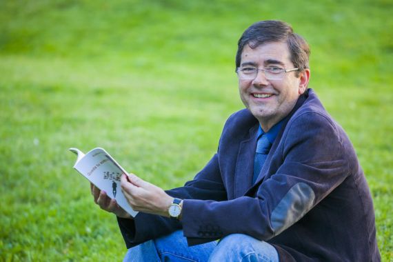 1El poeta Enrique Villagrasa con su nuevo libro