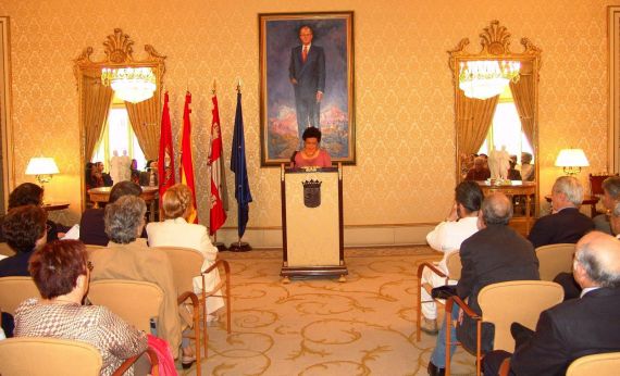 5 Ana Ilce Gómez leyendo en el Salón de Recepciones del Ayuntamiento de Salamanca (2005 Foto de Jacqueline Alencar)