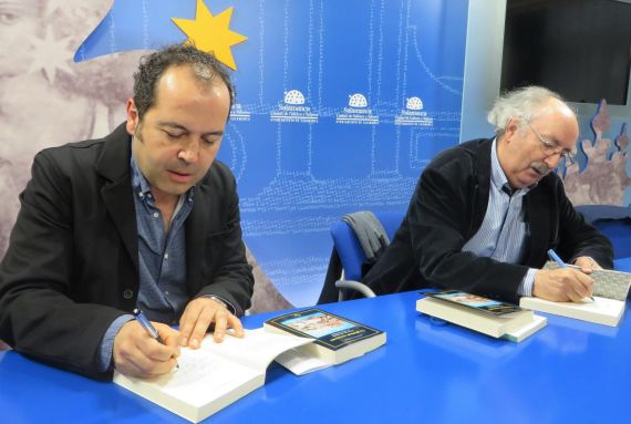 5 Rodríguez y Colinas, dedicando libros