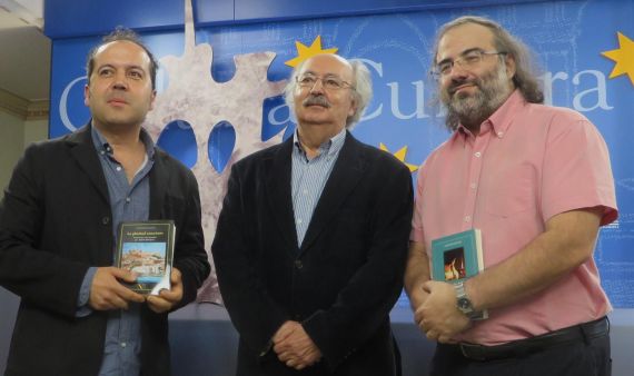 8 Alfredo Rodríguez, Antonio Colinas y Alfredo Pérez Alencart, antes del acto