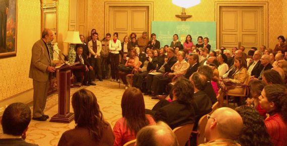 1 Raúl Zurita leyendo en el Salón de Recepciones del Ayuntamiento de Salamanca (foto de Jacqueline Alencar, 2005)