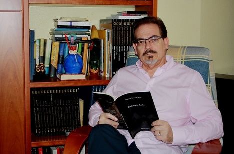 1 Santiago Redondo Vega con su último libro publicado
