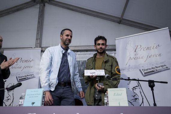 10 El periodista Raúl Briongos haciendo entrega del Premio a García Marina (foro Diario de Burgos)