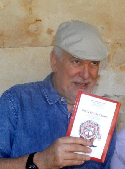 2 Luis Cabrera con la antología de A. P. Alencart por él ilustrada (foto de Jacqueline Alencar)