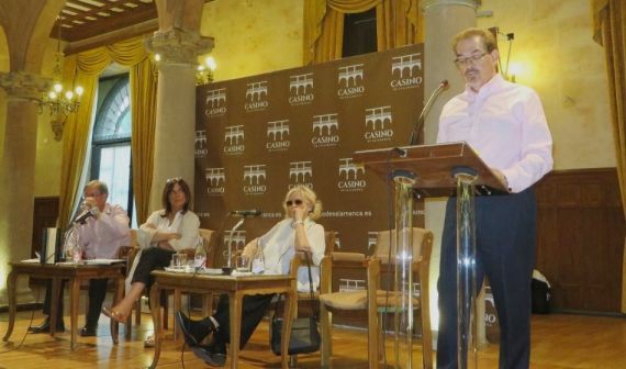 3 Santiago Redondo leyendo poemas de 'Mecánica de Fluidos' en el Casino de Salamanca (foto de J. Alencar)