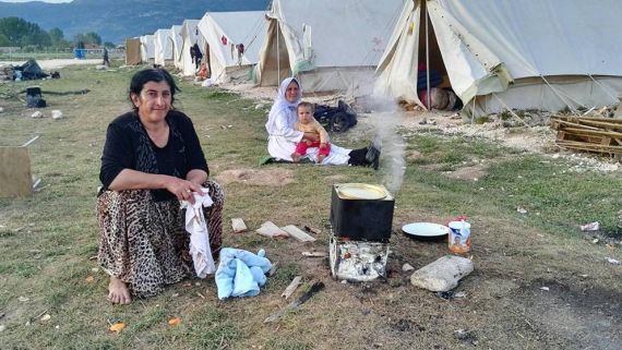 5 Mujeres en el campo de refugiados de Katsikás (Grecia)