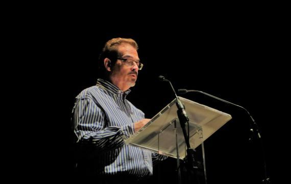 6 Santiago Redondo Vega leyendo en el Teatro Liceo de Salamanca (foto de Jacqueline Alencar)