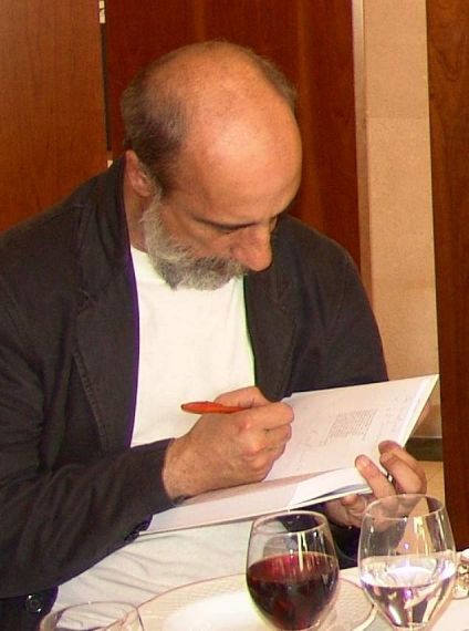 9 Raúl Zurita dedicando un libro en Salamanca