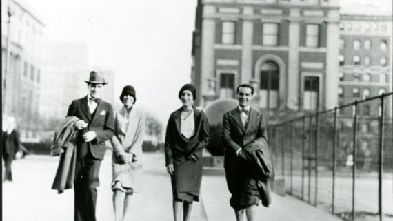 1 Lorca (der.), en la Universidad de Columbia, con la intelectual mexicana María Antonieta Rivas y dos amigos sin identificar