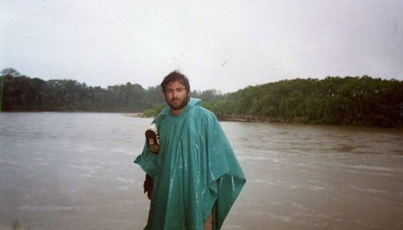 14 Alfredo Pérez Alencart en el Río Manu (1992)