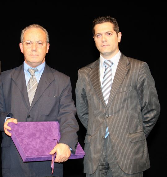 17 José Manuel Suárez recibiendo el Premio Ciudad de Salamanca de Poesía, con el concejal Jde Cultura julio López Revuelta