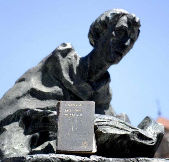 1Estatua de San Juan de la Cruz en Salamanca, con libro propiedad de A. P. Alencart (foto de José Amador Martín)