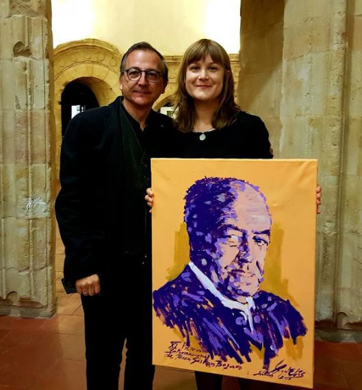 4 El pintor Miguel Elías con su retrato de baquero donado a la poeta Isabel González Gil, vencedora de la la edición de 2017