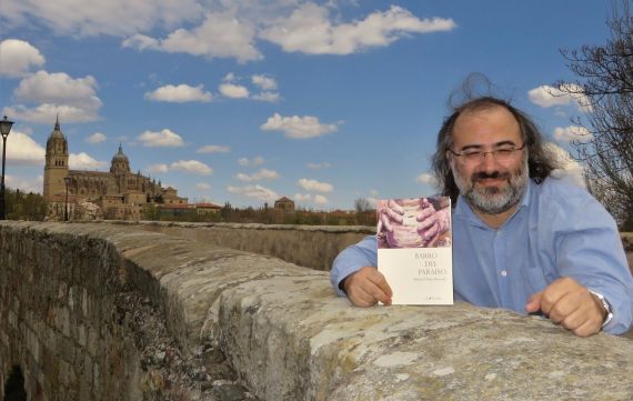 4 Pérez Alencar con su libro, en el Puente Romano (foto de Jacqueline Alencar)